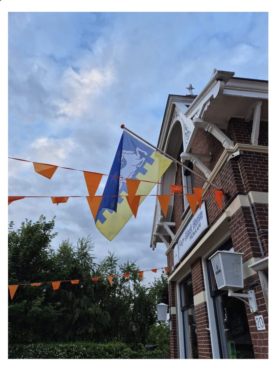 Black Horse met feestelijke decoratie