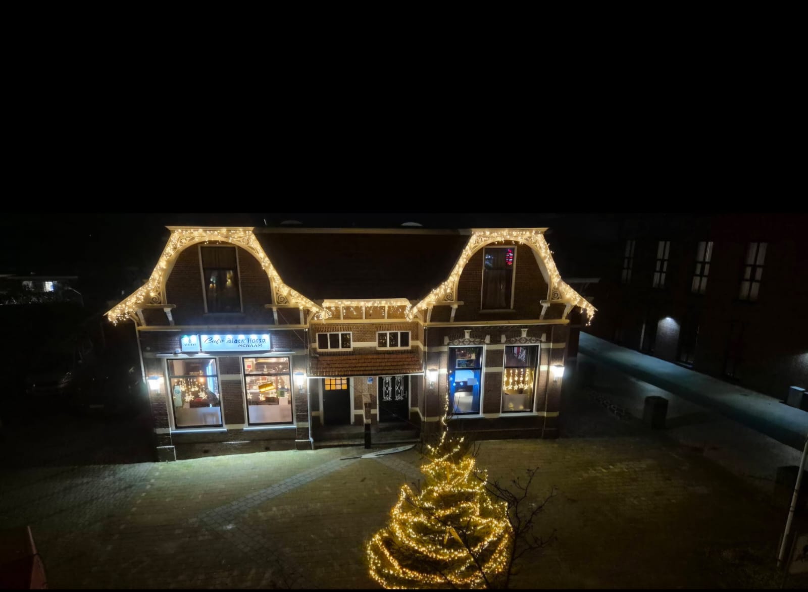 Black Horse met kerstverlichting