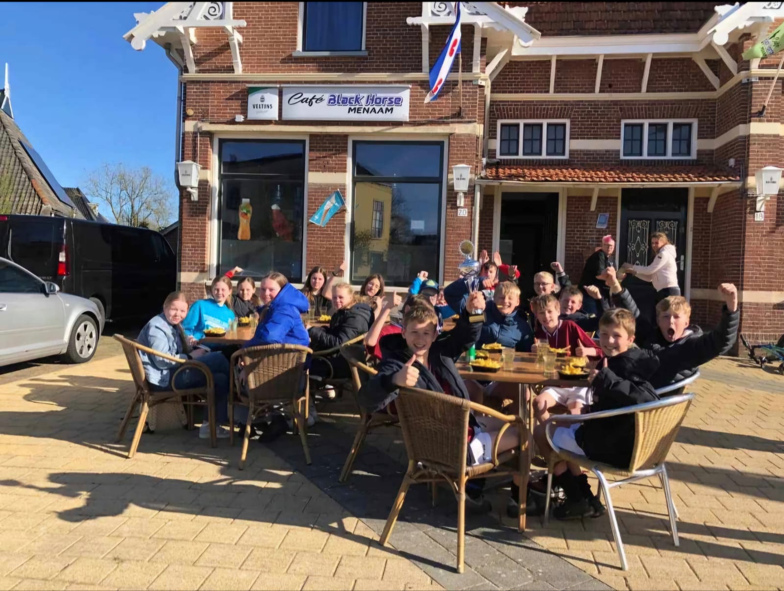 Black Horse terras vol gasten